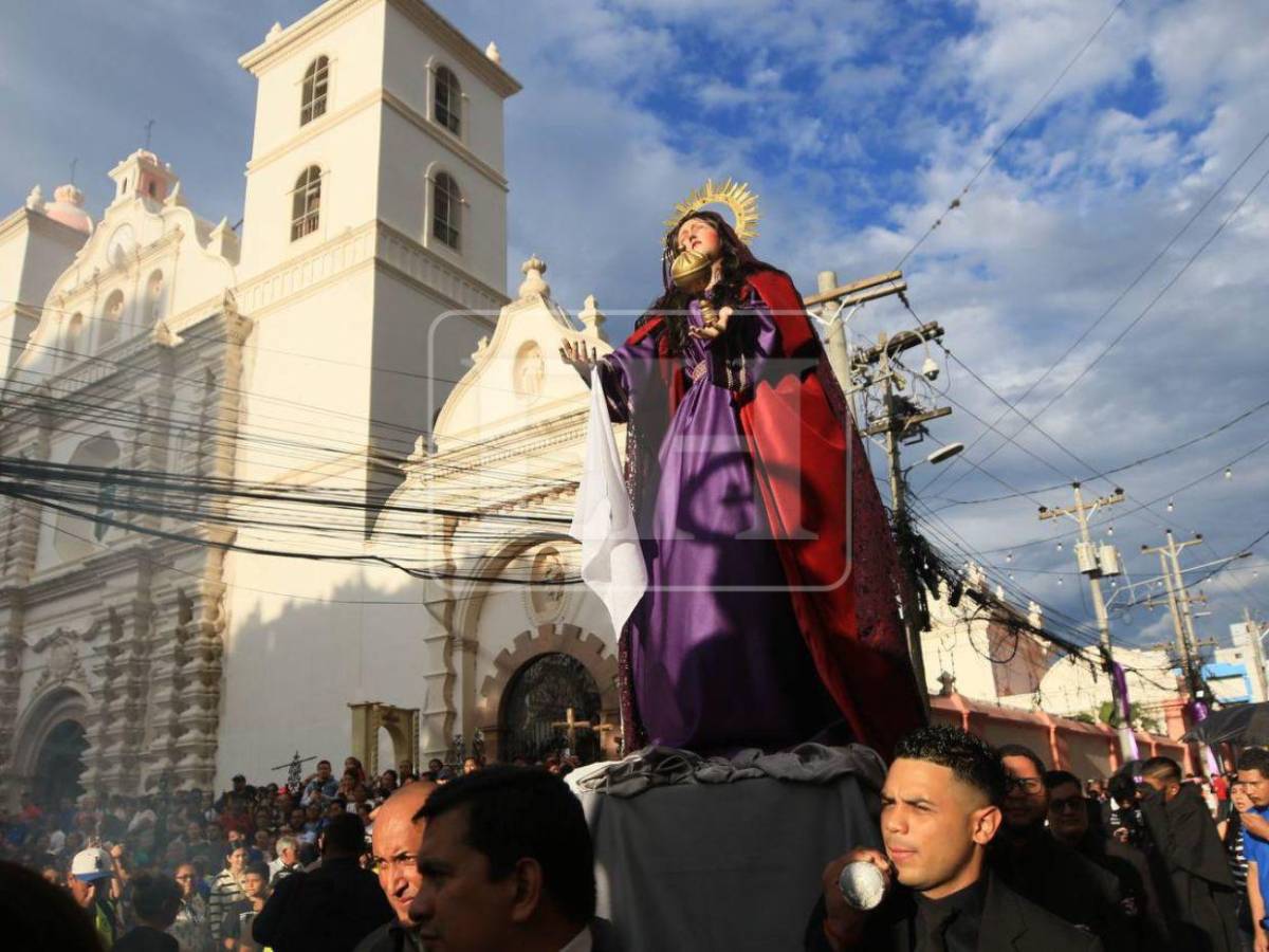 Solemne procesión del Santo Entierro recorre el centro de Tegucigalpa este Viernes Santo