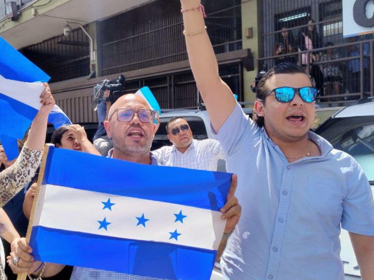 ¡Cossette, no estás sola!: protestan frente al CNE mientras la ATIC asegura documentos