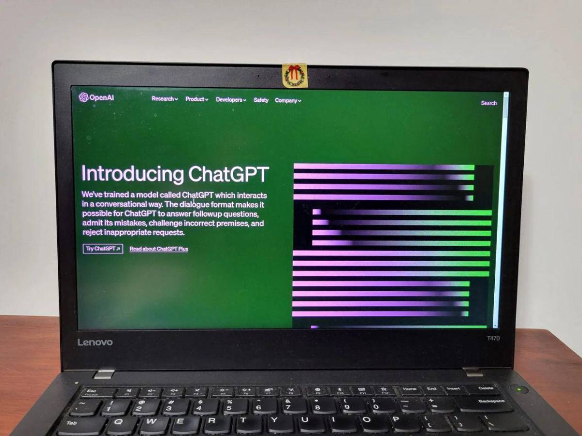 Adolescente dio a luz en su baño con ChatGPT y su novio fingió hallazgo de la bebé