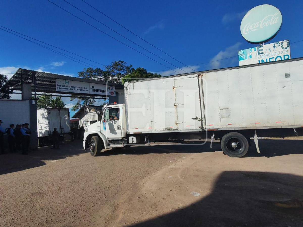 Bajo resguardo militar retornan camiones con material electoral a las bodegas del Infop