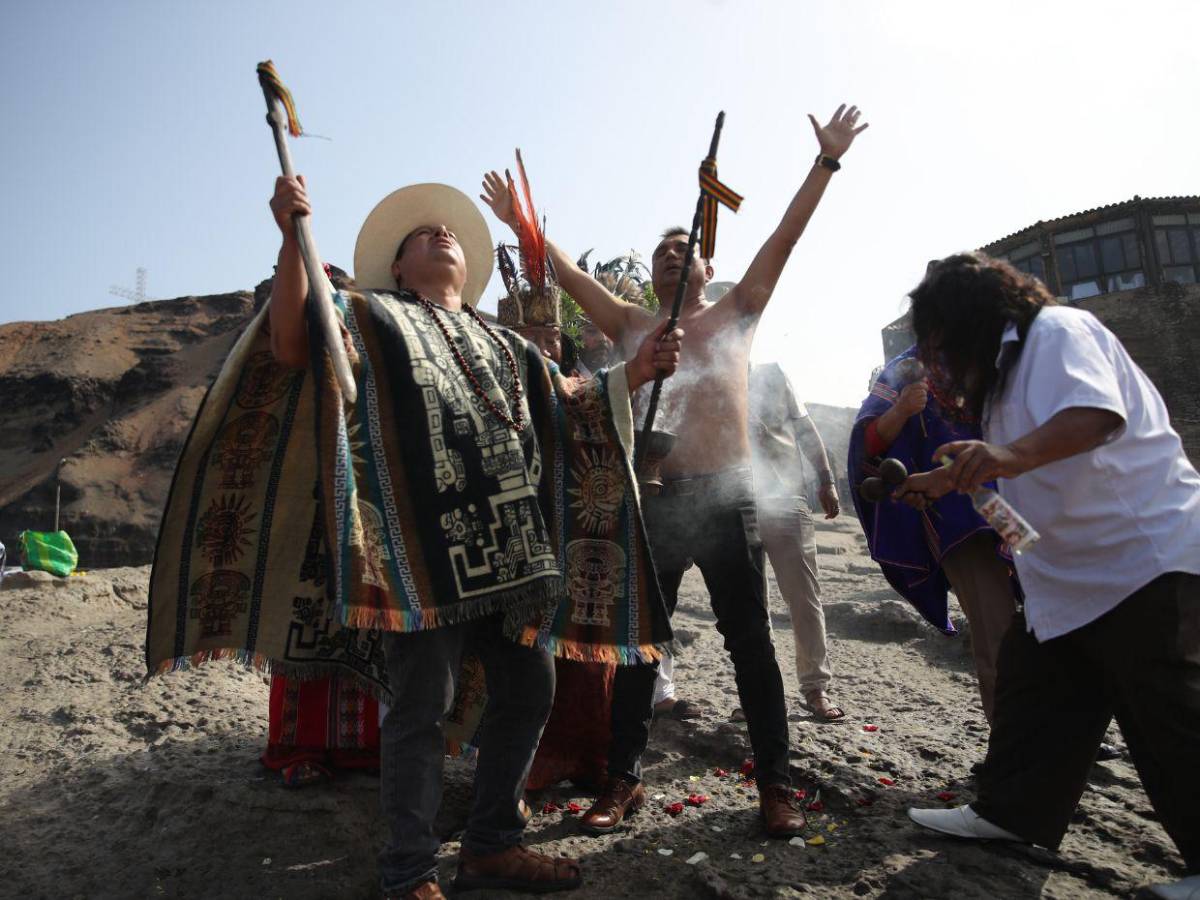Chamanes y curanderos en Perú realizan ritual de fin de año y predicen para 2026