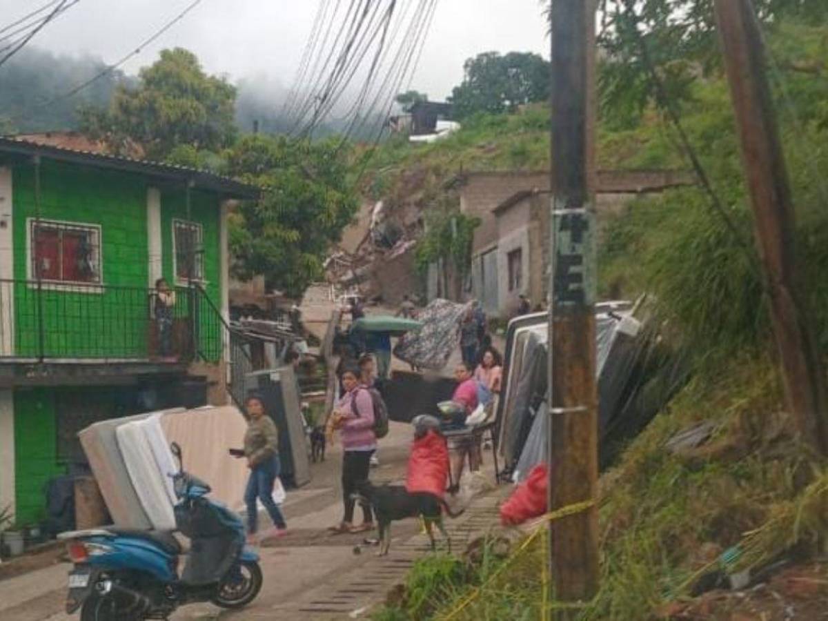 Sin casas ni lugar donde albergar: vecinos evacuan El Reparto tras derrumbe de sus casas