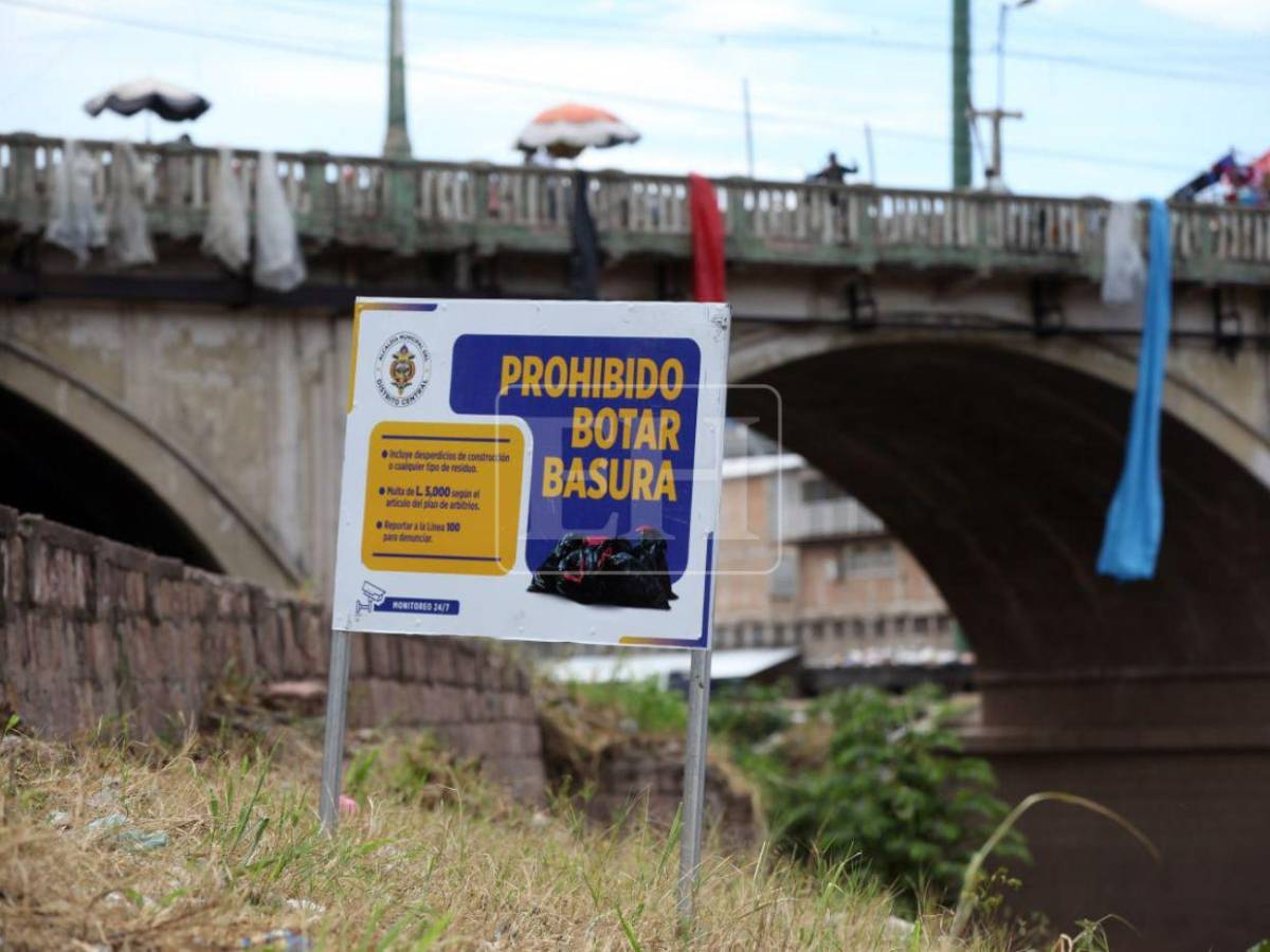 Casi a secas y lleno de basura: así luce el Río Choluteca de la capital
