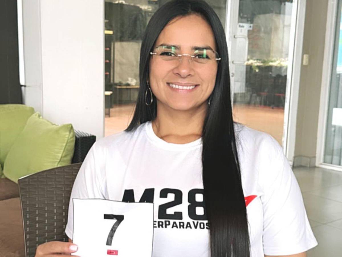 Isis Cuéllar sigue repartiendo dinero tras escándalo con Sedesol; dio L20 mil para un carwash