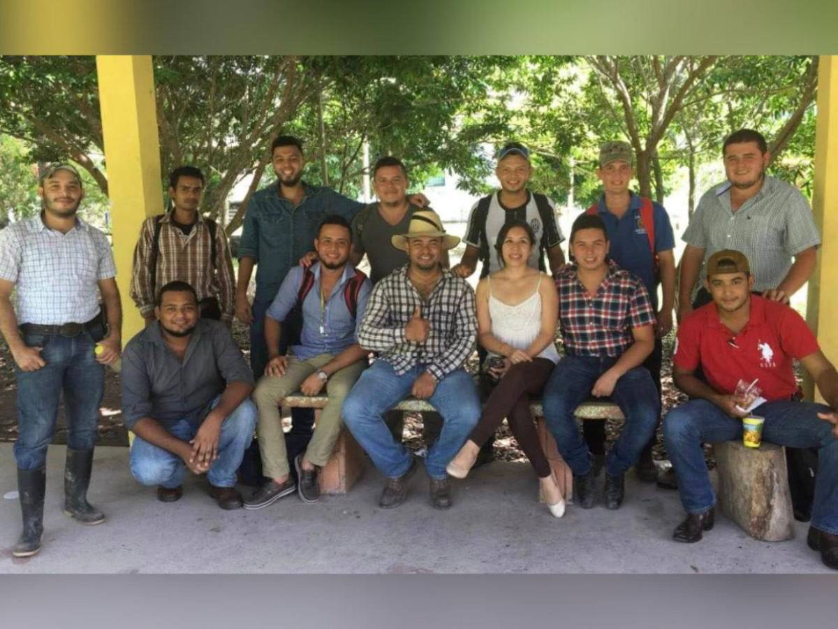 Rinden homenaje a Angie Sánchez, docente que fue hallada muerta en La Ceiba