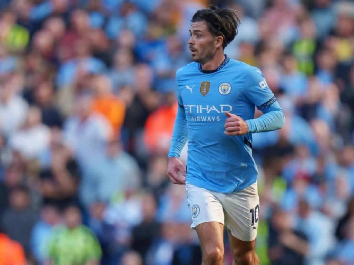 Reconocido futbolista envuelto en polémica tras ser captado borracho al salir de club social