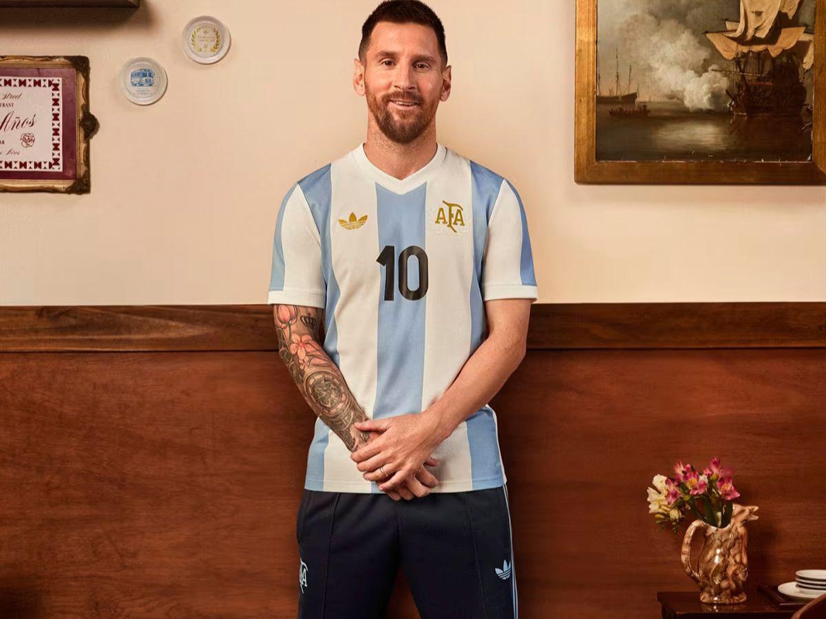 A lo retro, Argentina presenta su nueva camiseta inspirada en el Mundial de 1974 A lo retro, Argentina presenta su nueva camiseta inspirada en el Mundial de 1974
