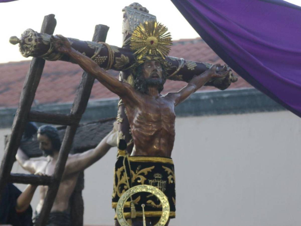 Así se desarrolló la solemne procesión del Santo Entierro en la capital