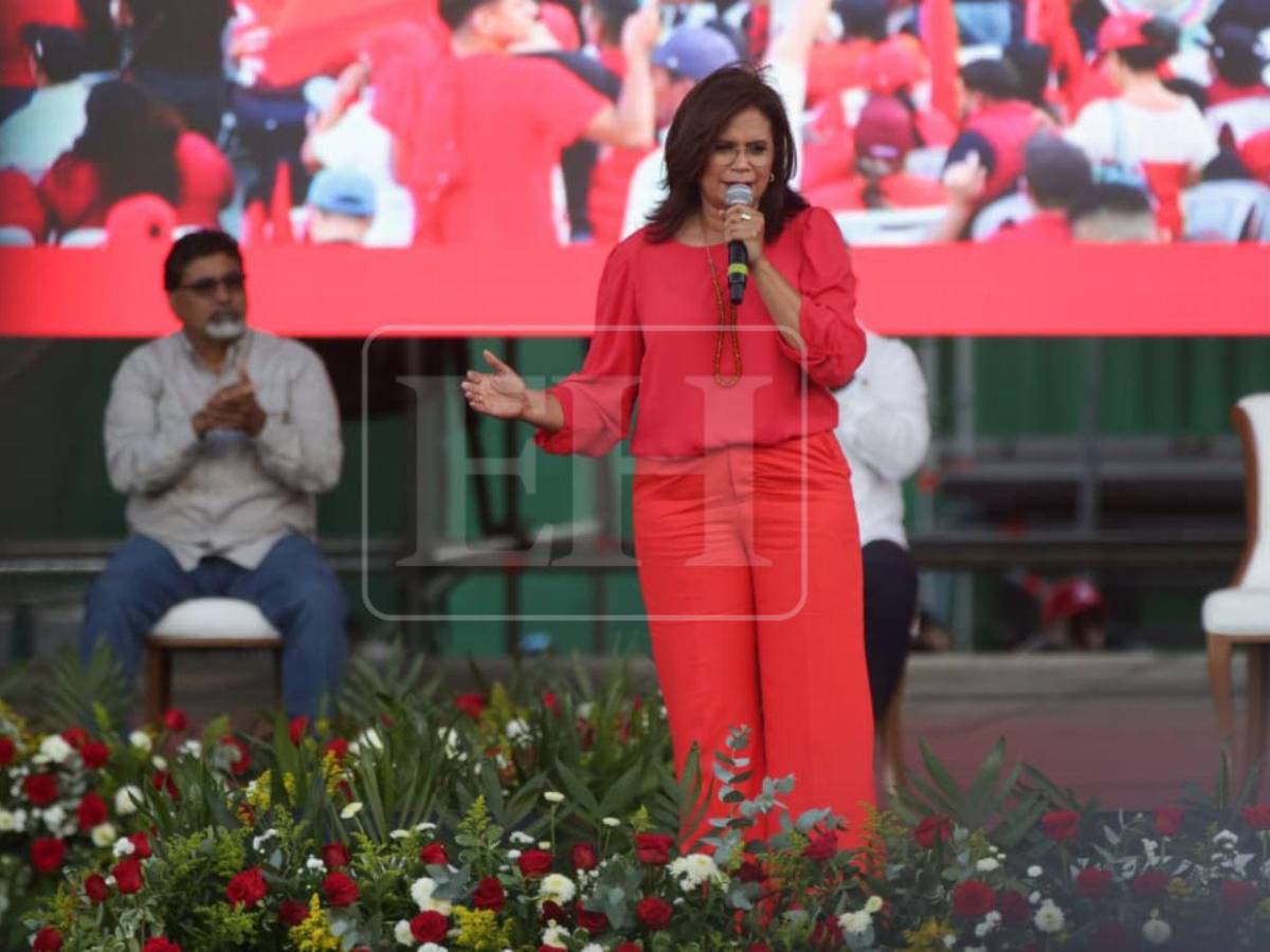 Con pancartas bipartidismo no volverá, colectivos de Libre recibieron a Rixi Moncada en la capital