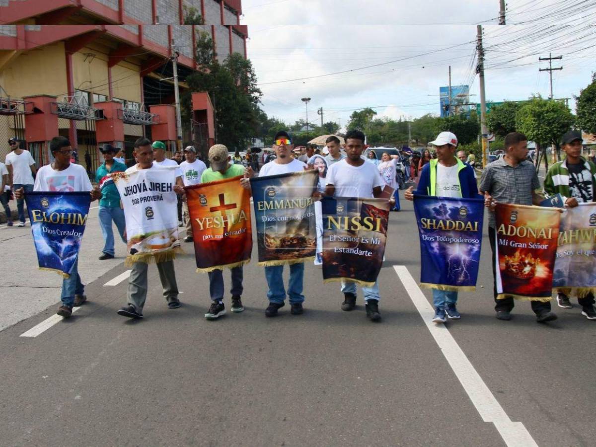 Carrozas, cantos y fe: así se desarrolla el Día Nacional de la Biblia en Tegucigalpa