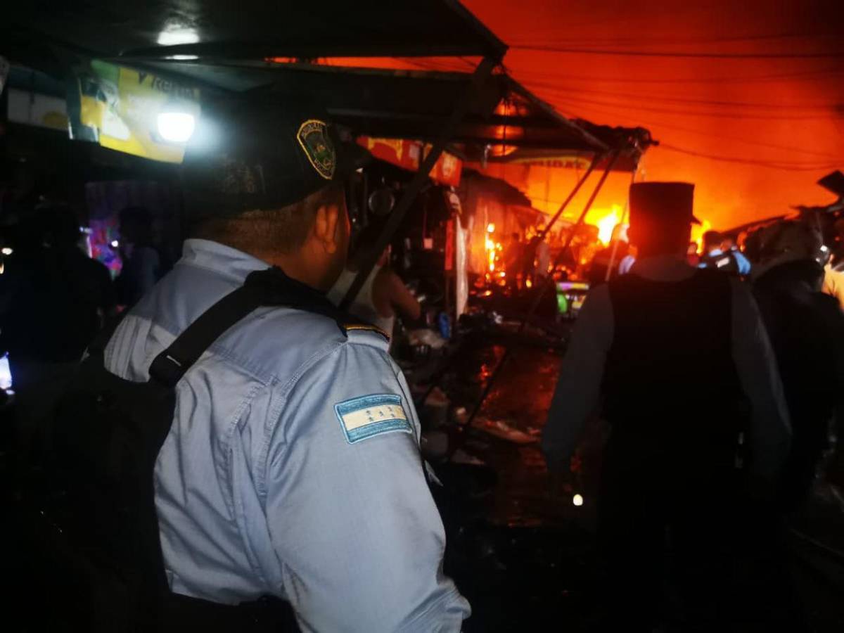 Imágenes de incendio devorador en Mercado Medina en SPS: Todo está rostizado ya