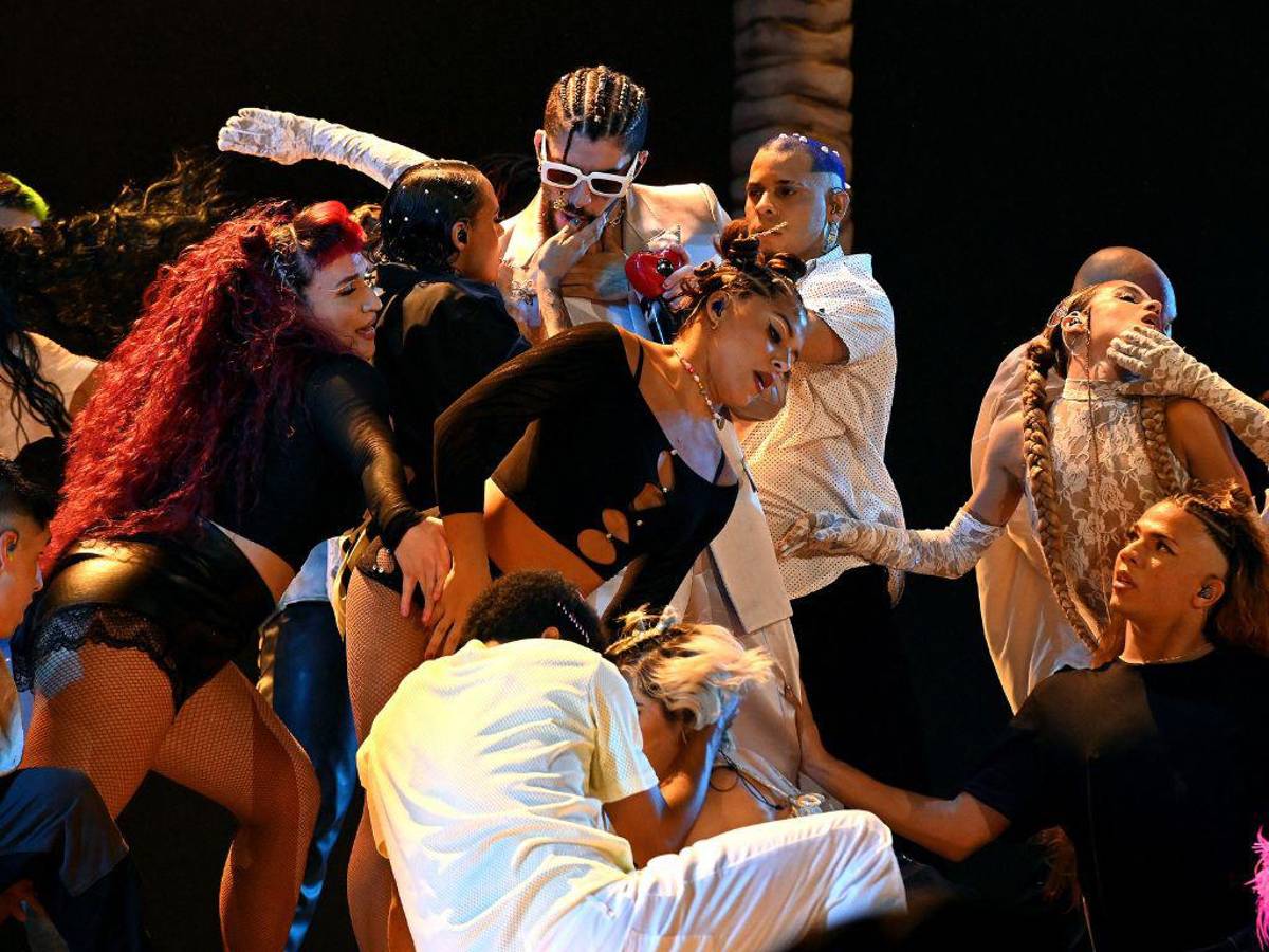 FOTO: Bad Bunny besa a un bailarín durante su presentación en los premios MTV