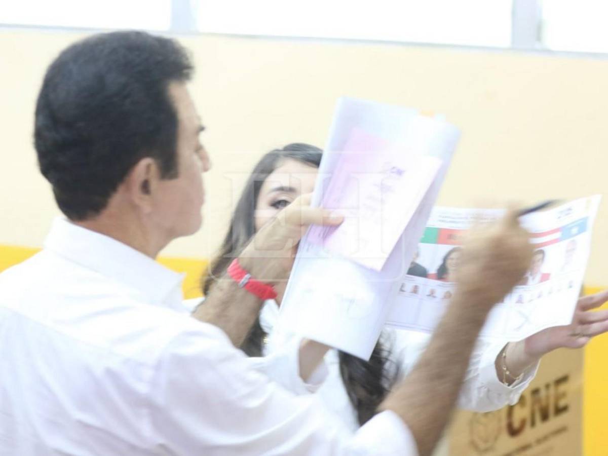 Salvador Nasralla celebra su voto y muestra sus papeletas
