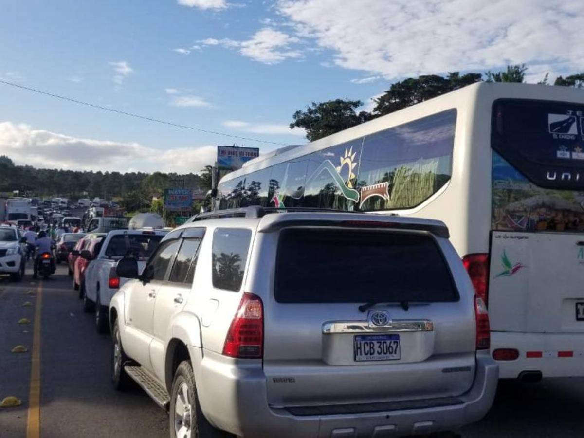 Taxistas se toman carretera CA-5 exigiendo que culminen construcción de bulevar en Siguatepeque