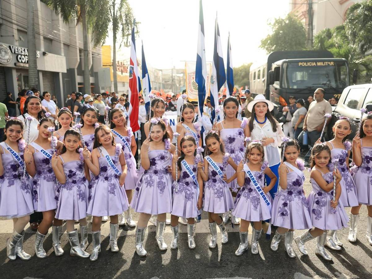 Color y fervor patrio engalanan los desfiles patrios en San Pedro Sula este lunes
