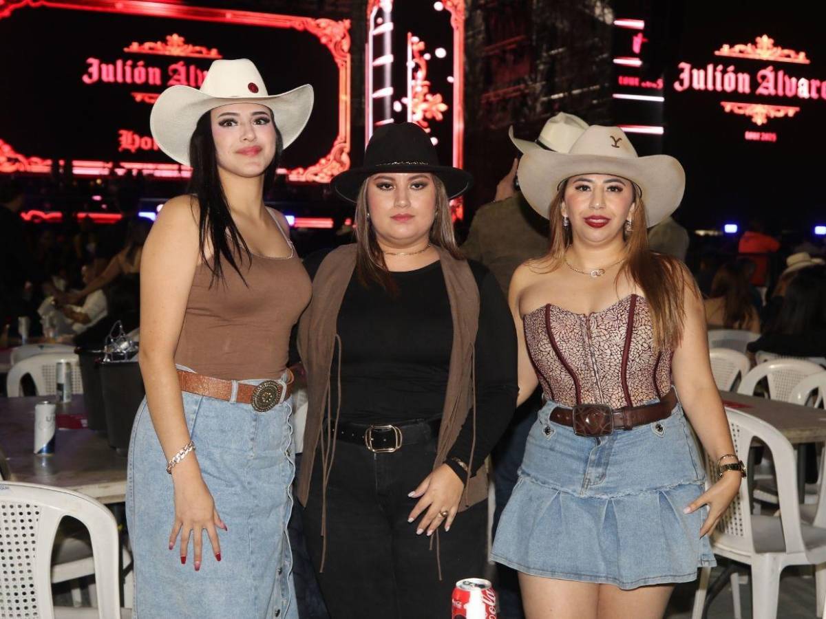 Sombreros, botas y flecos: la moda norteña del público en el concierto de Julión Álvarez