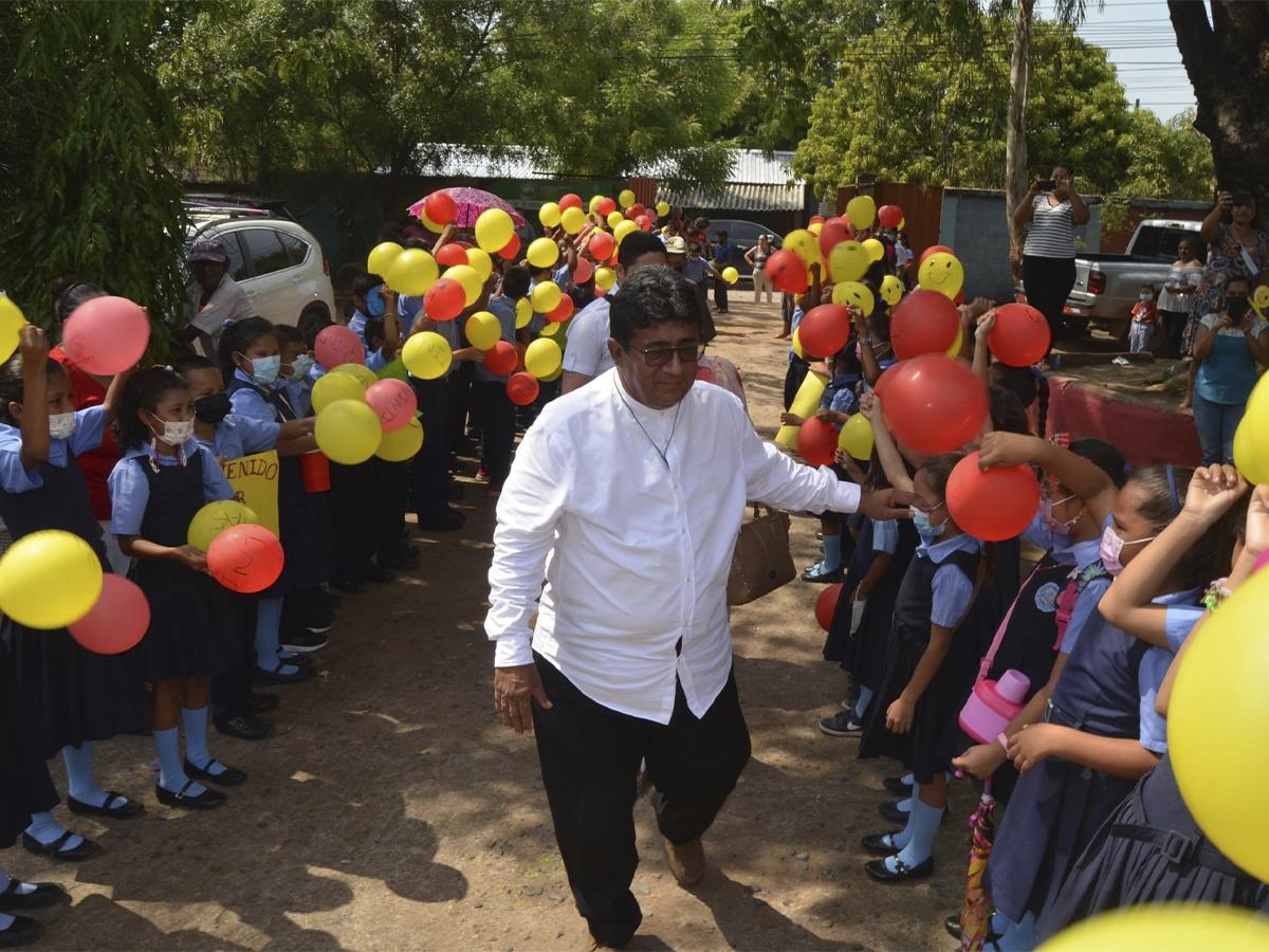 <i>Recibimiento del alcalde Quintín Soriano por parte de los estudiantes que utilizan el servicio de transporte escolar gratuito.</i>