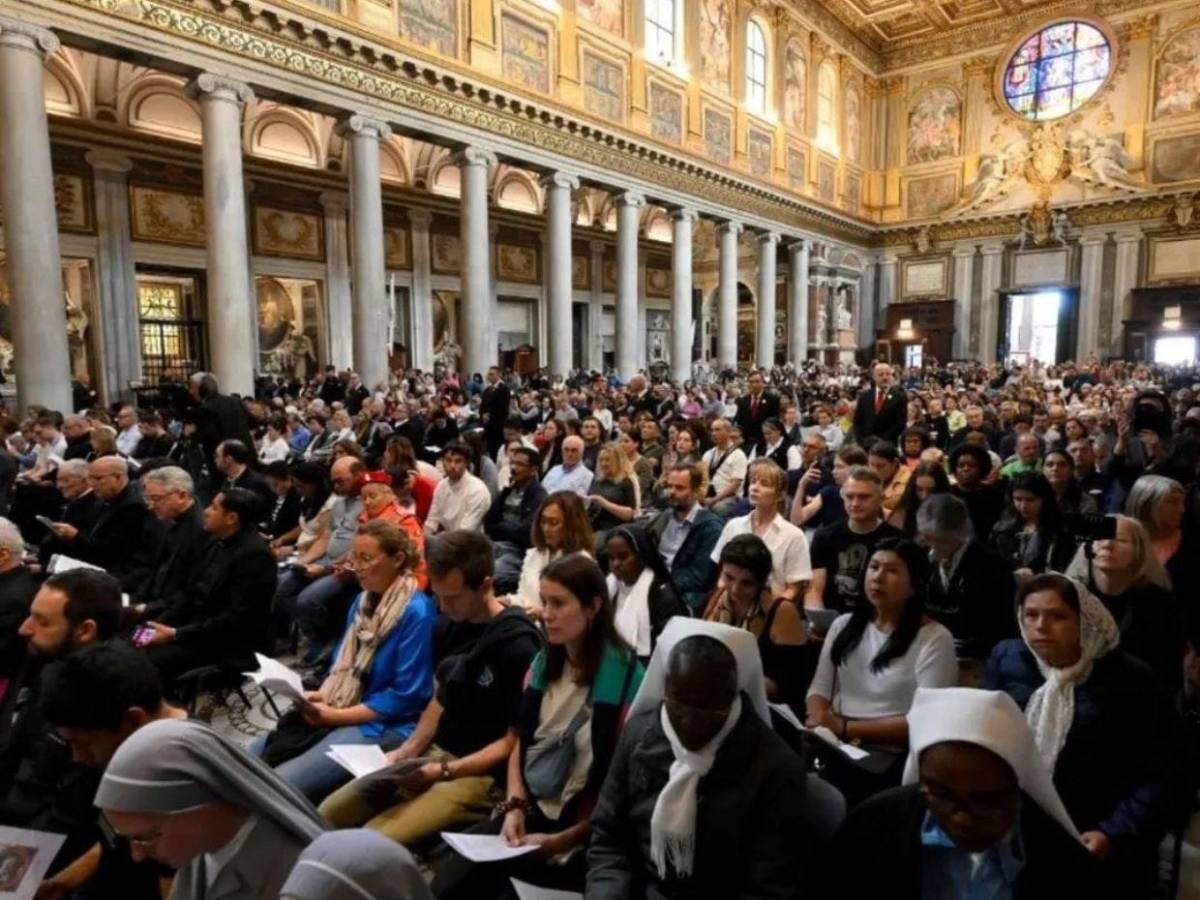Más de 110 cardenales rezan ante la tumba del papa Francisco en Roma