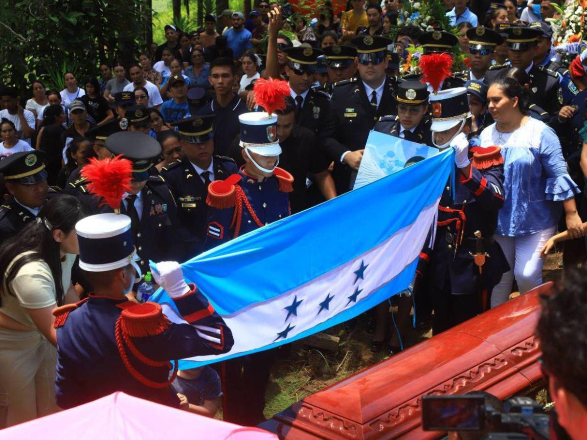 En homenaje póstumo, entregan título a padres de Kevin Pérez, quién murió al salvar a niño en SPS