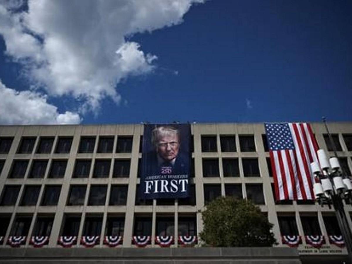 De monedas hasta pasaportes: la obsesión de Trump por plasmar su imagen