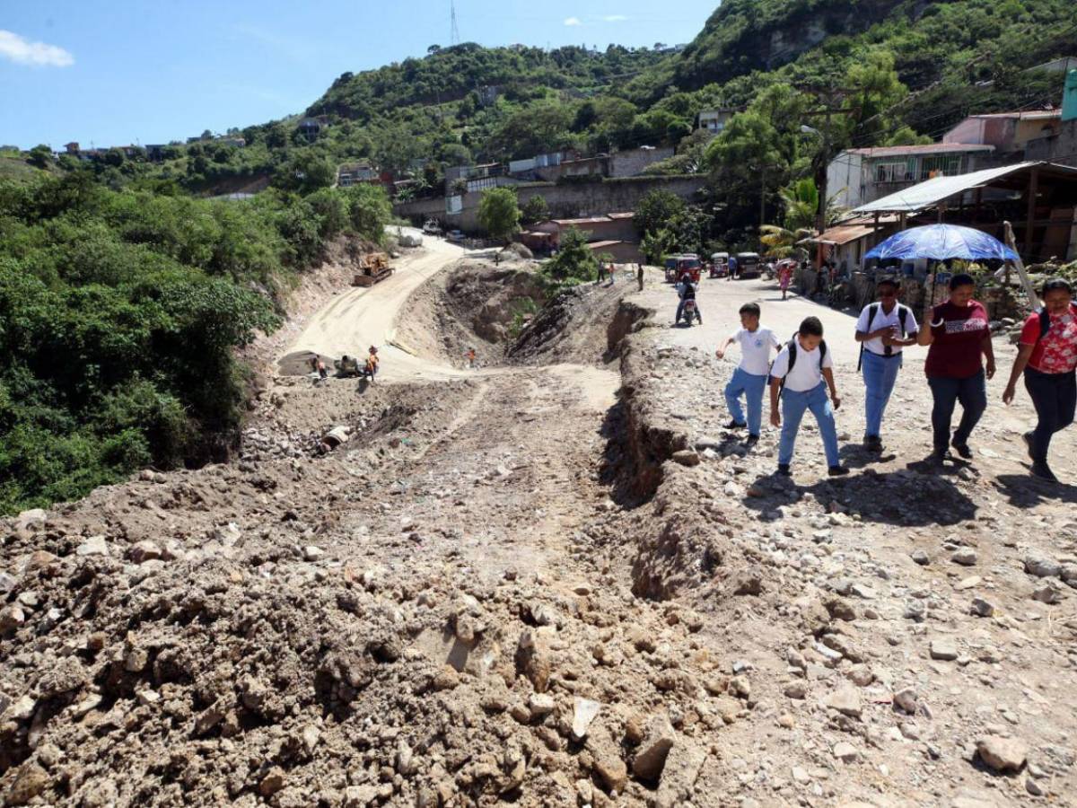 Avanzan los trabajos de rehabilitación en la Reynel Fúnez tras enorme socavón