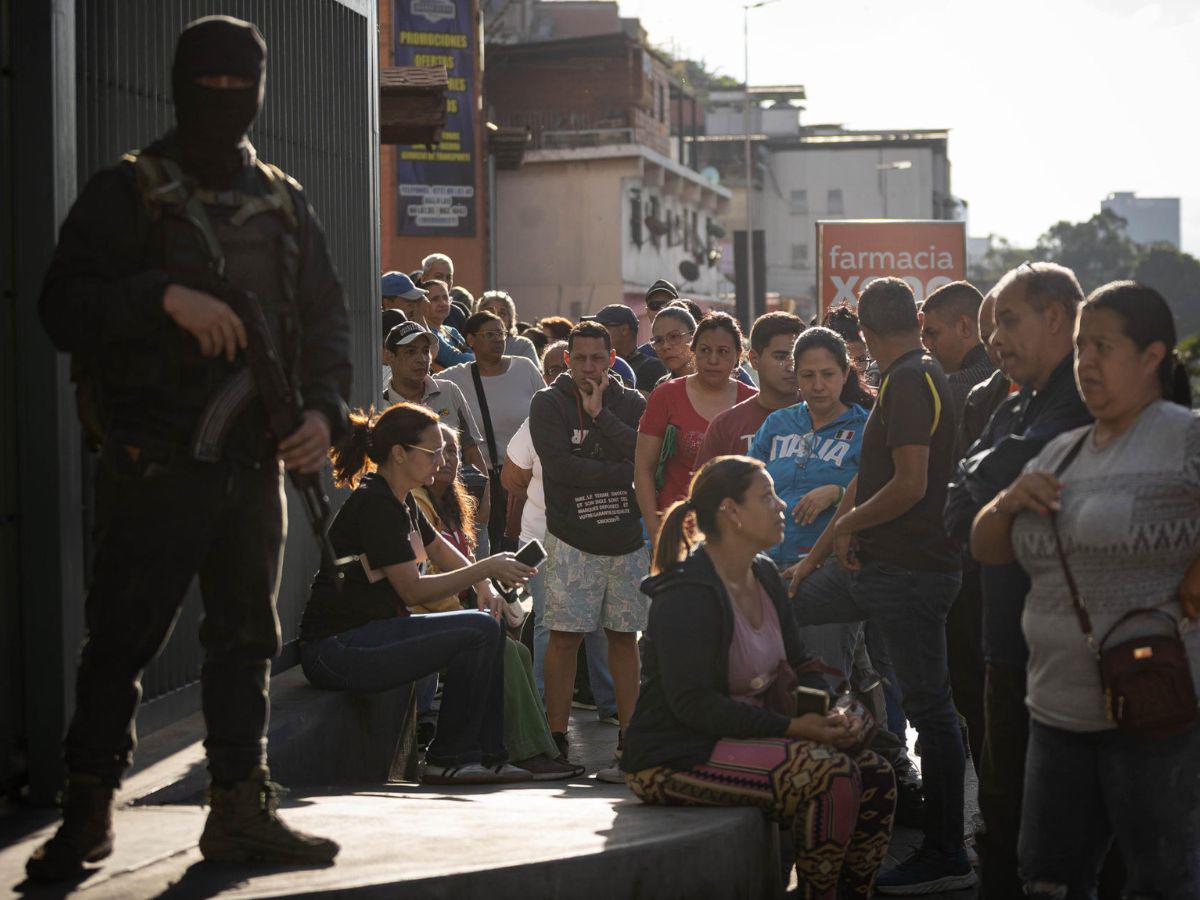 Resguardados, largas filas en supermercados y calles vacías: ambiente en Venezuela tras caída de Maduro