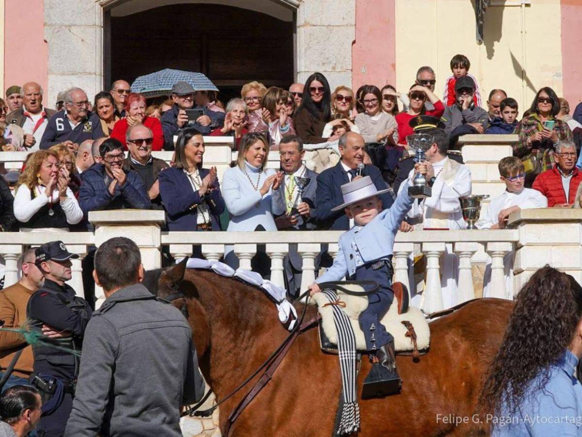 Entre patitas y bendiciones: la emotiva bendición de mascotas en San Antonio de Abad