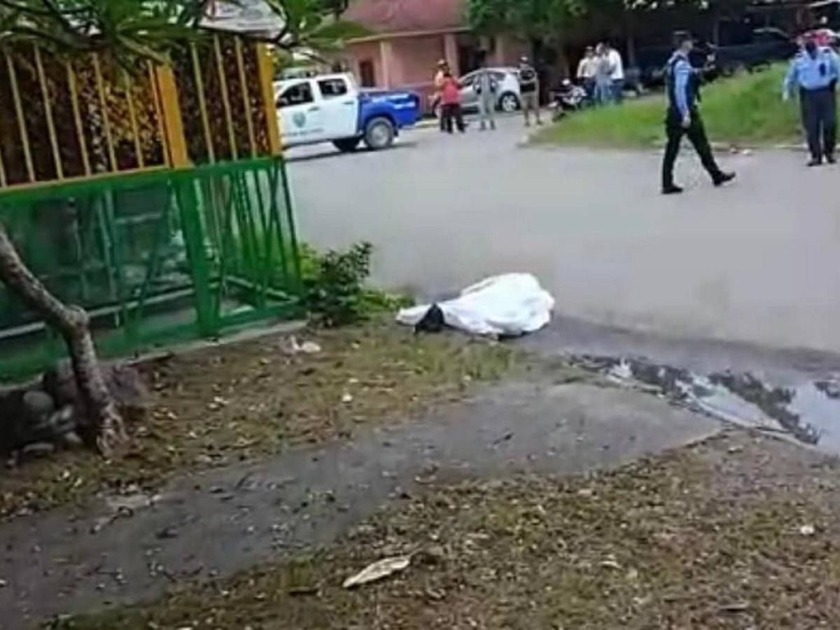 Este hombre, que vestía una camisa verde, quedó en la vía pública. No ha sido identificado.