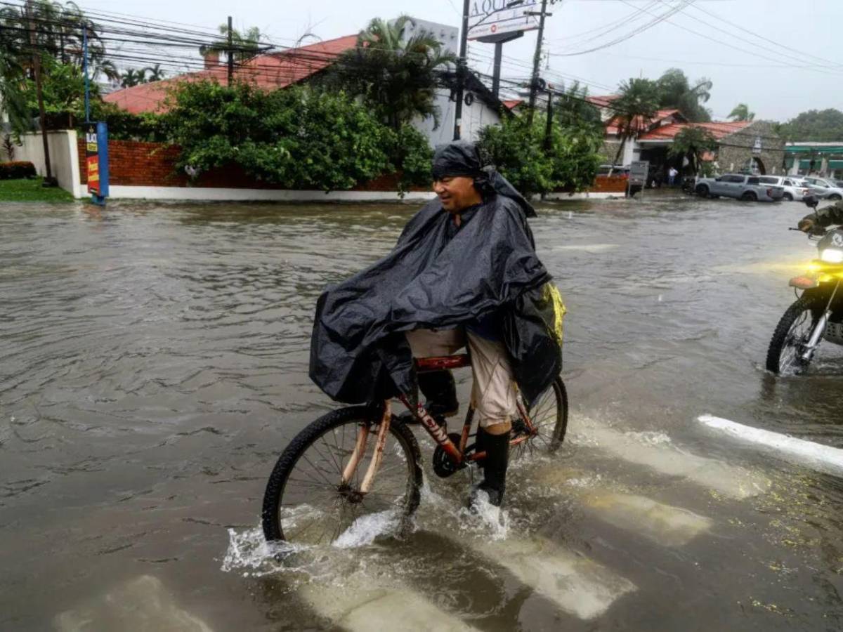 Nayib Bukele entregará 300 dólares y alimentos a familias afectadas por tormenta Sara
