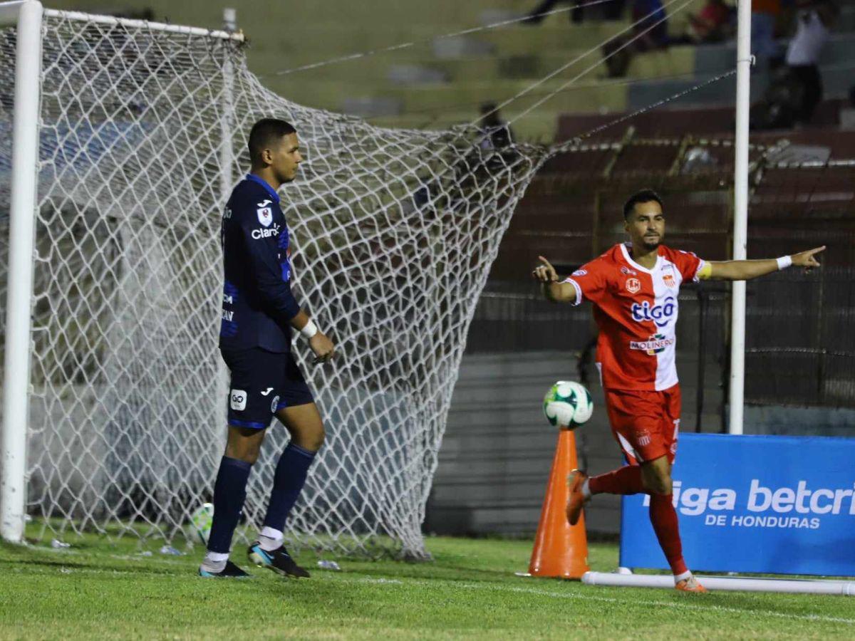 Marcelo Santos logró anotar el 2-2 a favor de Vida, quien presiona a los azules.