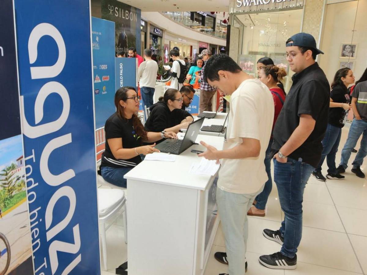 Entrega de kits en el arranque de la Vuelta EL HERALDO 2025, que reúne a mil ciclistas en Honduras