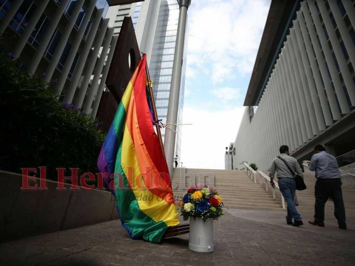 Izan la bandera LGTB en el Centro Cívico y secretarías del Estado
