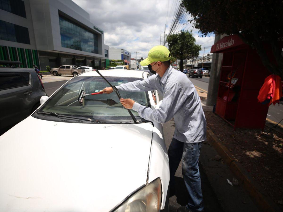 Limpiaparabrisas pueden organizarse para conseguir un trabajo formal