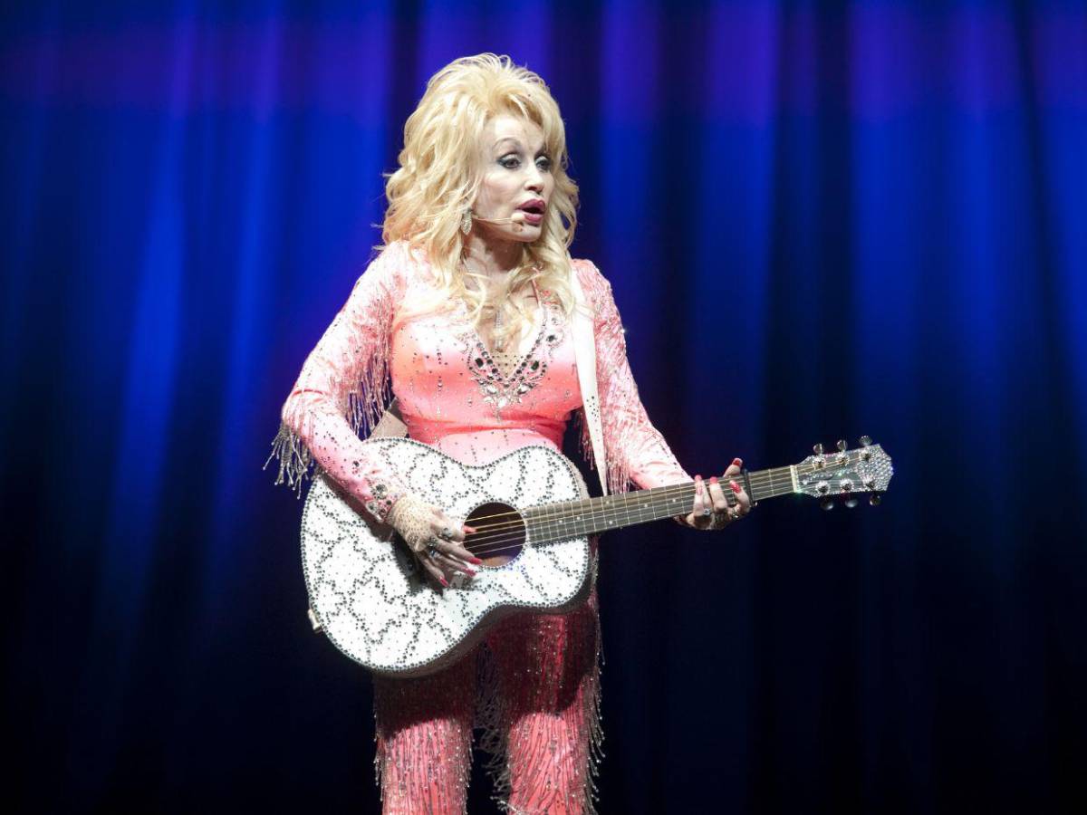 Dolly Parton pospone sus conciertos a 2026 por motivos de salud
