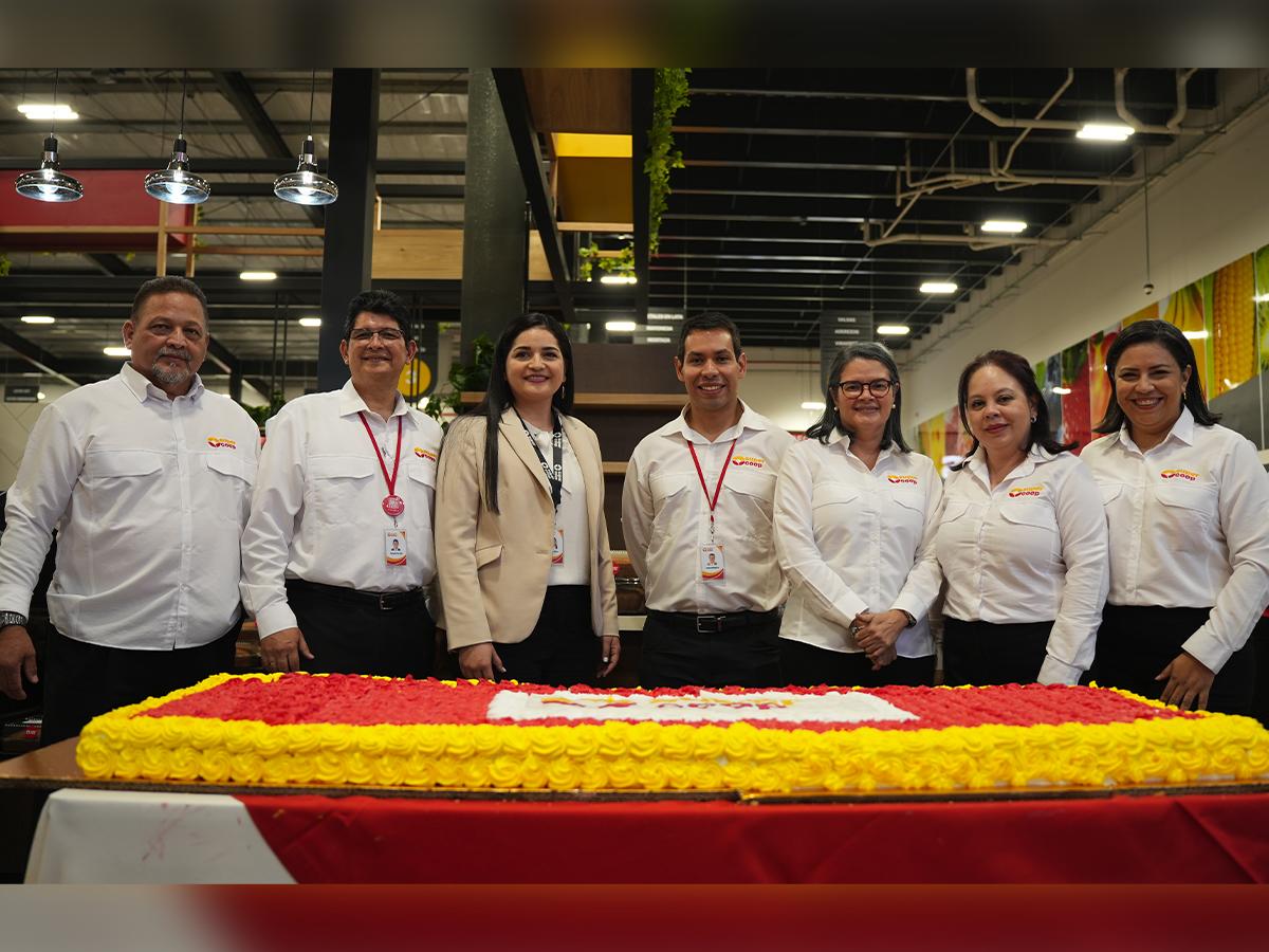 Ejecutivos de SuperCoop: Ángel Alvarado, Sergio Tarallo, Sonia Fión, Allan Medina, Judith Sierra, Jessica Rosales e Isabel Matute.
