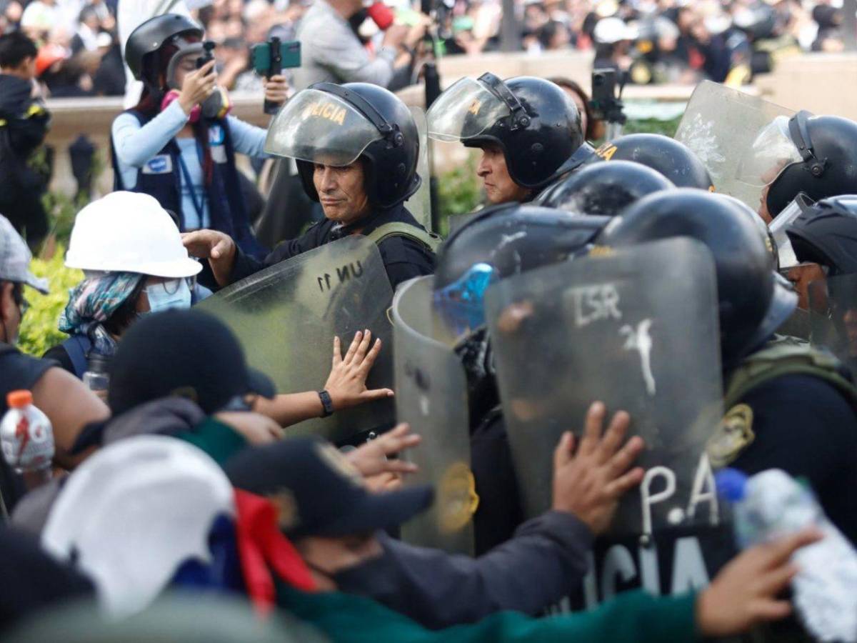 Cientos de personas protestan en Lima contra la investidura de Keiko Fujimori