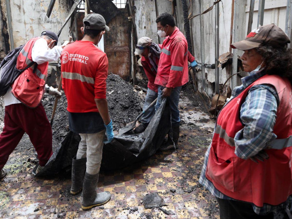 Solo cenizas y escombros: Así quedaron locales tras incendio en el centro de Tegucigalpa