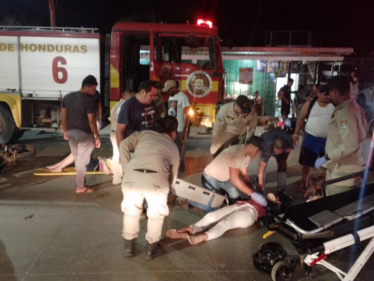 Los heridos fueron atendidos en plena vía para luego ser trasladados a bordo de ambulancias de los Bomberos.