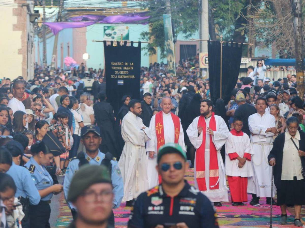 Así se desarrolló la solemne procesión del Santo Entierro en la capital