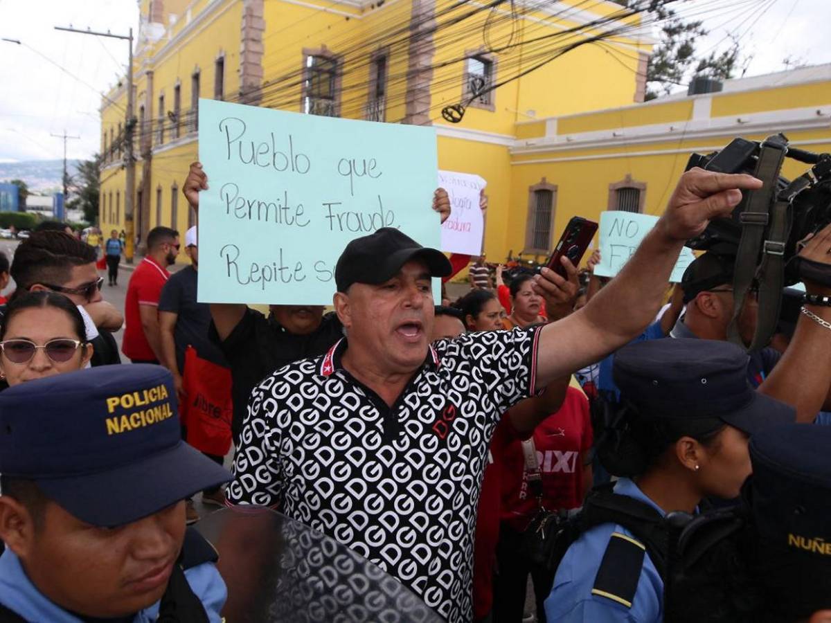Apoderándose de los portones, colectivos de Libre impiden entrega de ofertas para TREP
