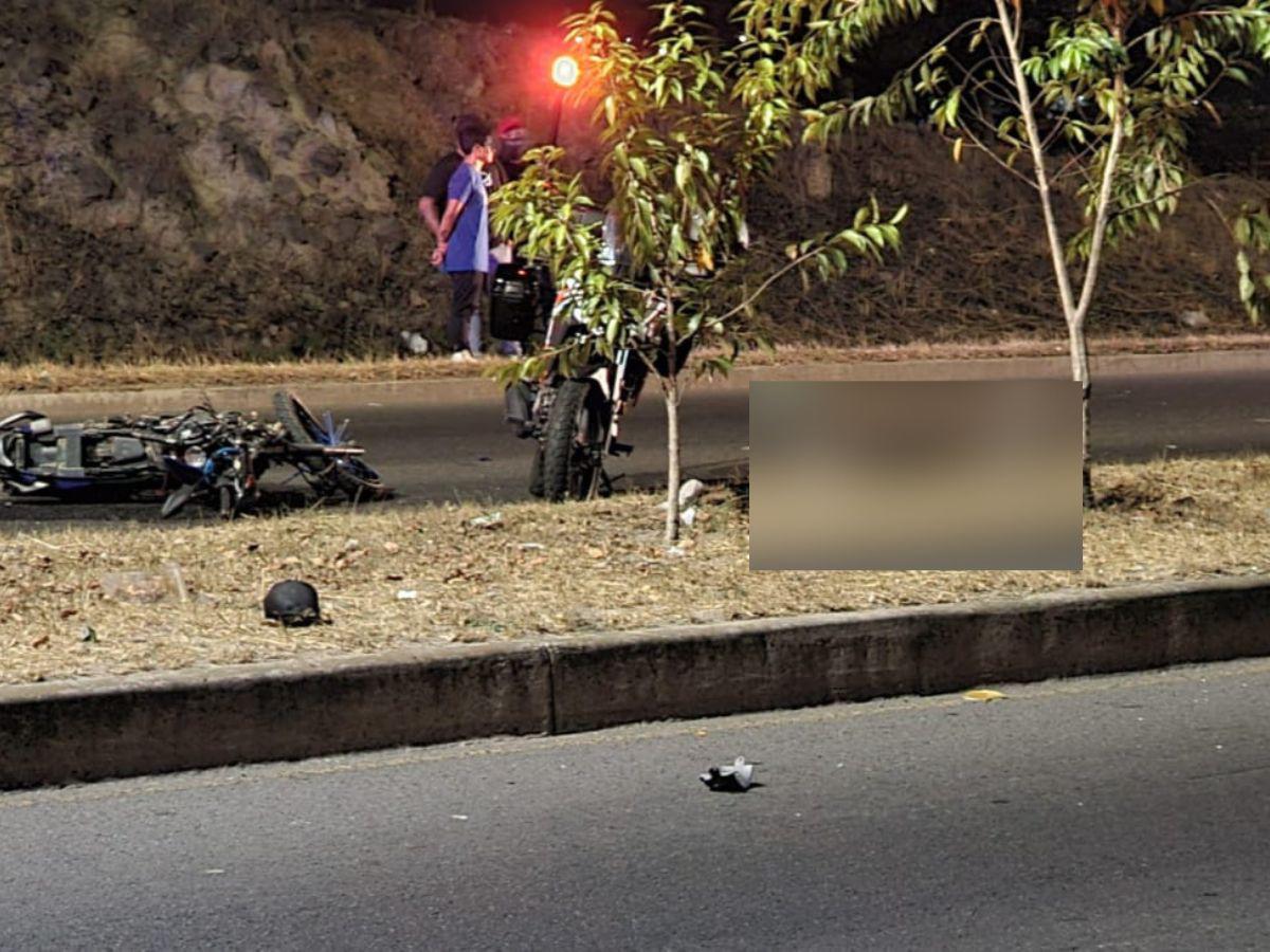 Motociclista muere tras impactar con camioneta en el anillo periférico
