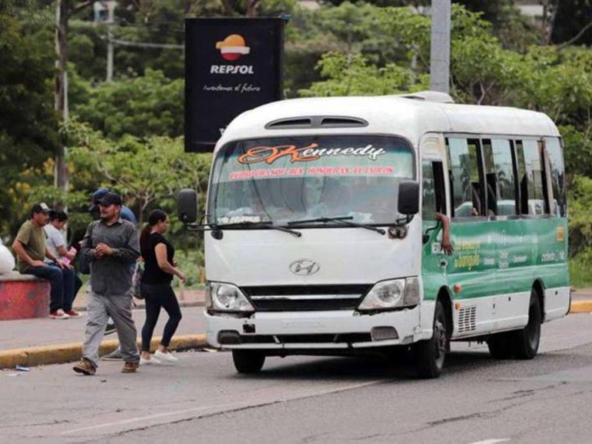 Transportistas denuncian al gobierno por retraso en pago de bono compensatorio
