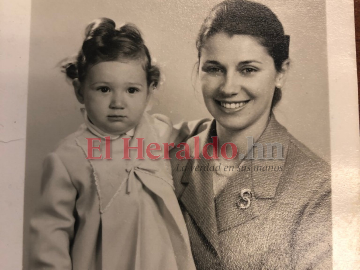 Una hermosa fotografía que refleja la infancia de María Elena Bottazzi junto a su madre.