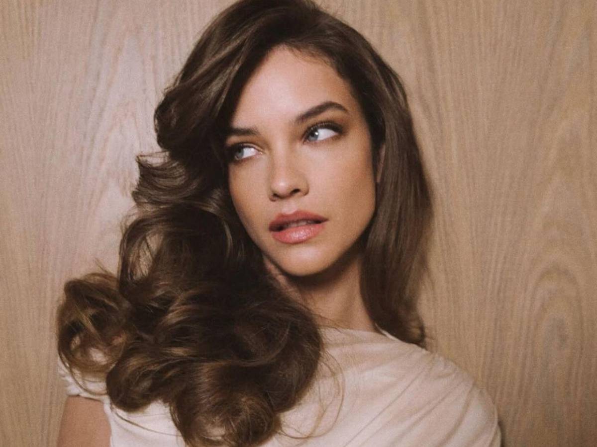 A semanas de dar a luz, Barbara Palvin se vuelve a poner las alas de Victoria’s Secret
