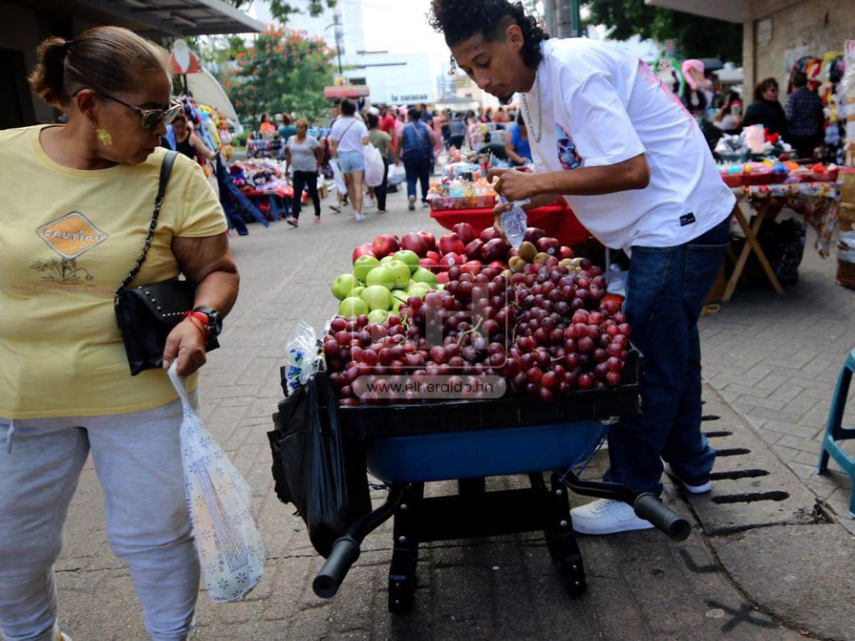 Paseo Liquidámbar: lleno de comerciantes y compradores en esta temporada navideña
