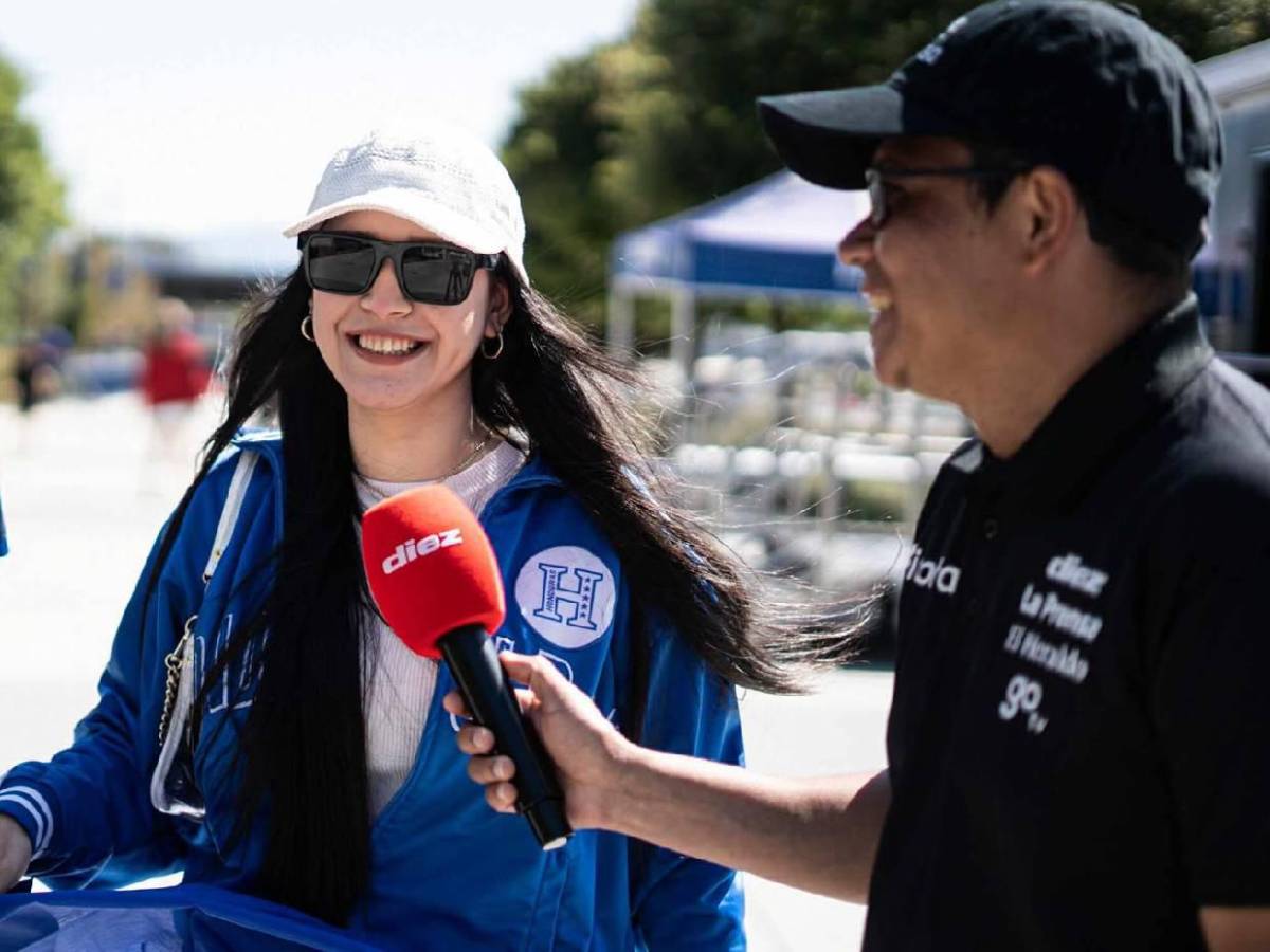 ¿Quién es la linda chica de blanco?: Las bellas damas que llegaron al Honduras vs Curazao ¿Quién es la linda chica de blanco?: Las bellas damas que llegaron al Honduras vs Curazao