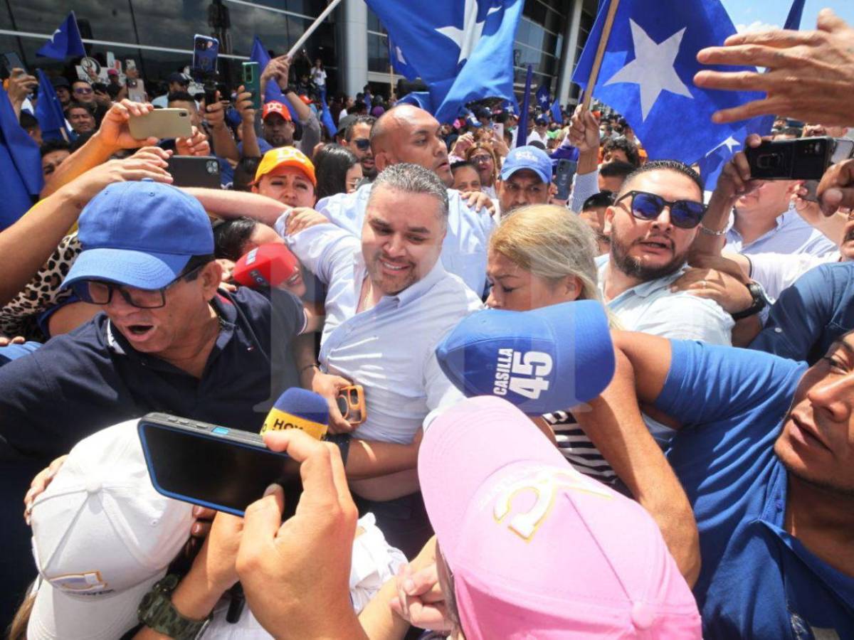 Multitud de nacionalistas recibe a David Chávez tras más de un año prófugo por orden de captura