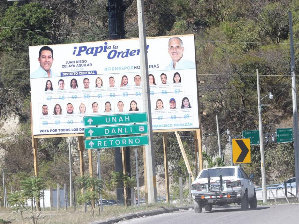 Postes del tendido eléctrico y puentes se convierten en vallas propagandistas