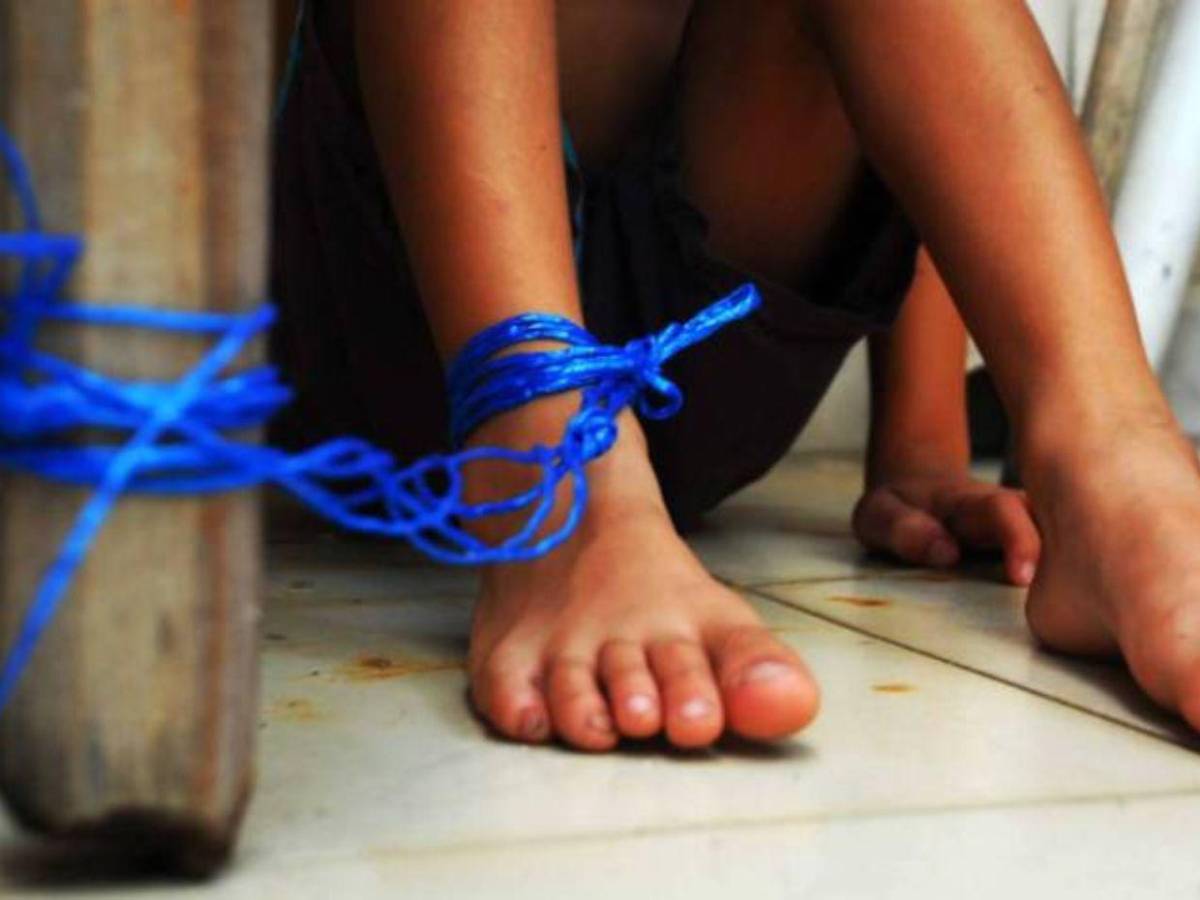 Estaban sin ropa y amarrados a una puerta: madre dejaba solos a sus hijos mientras salía a vender