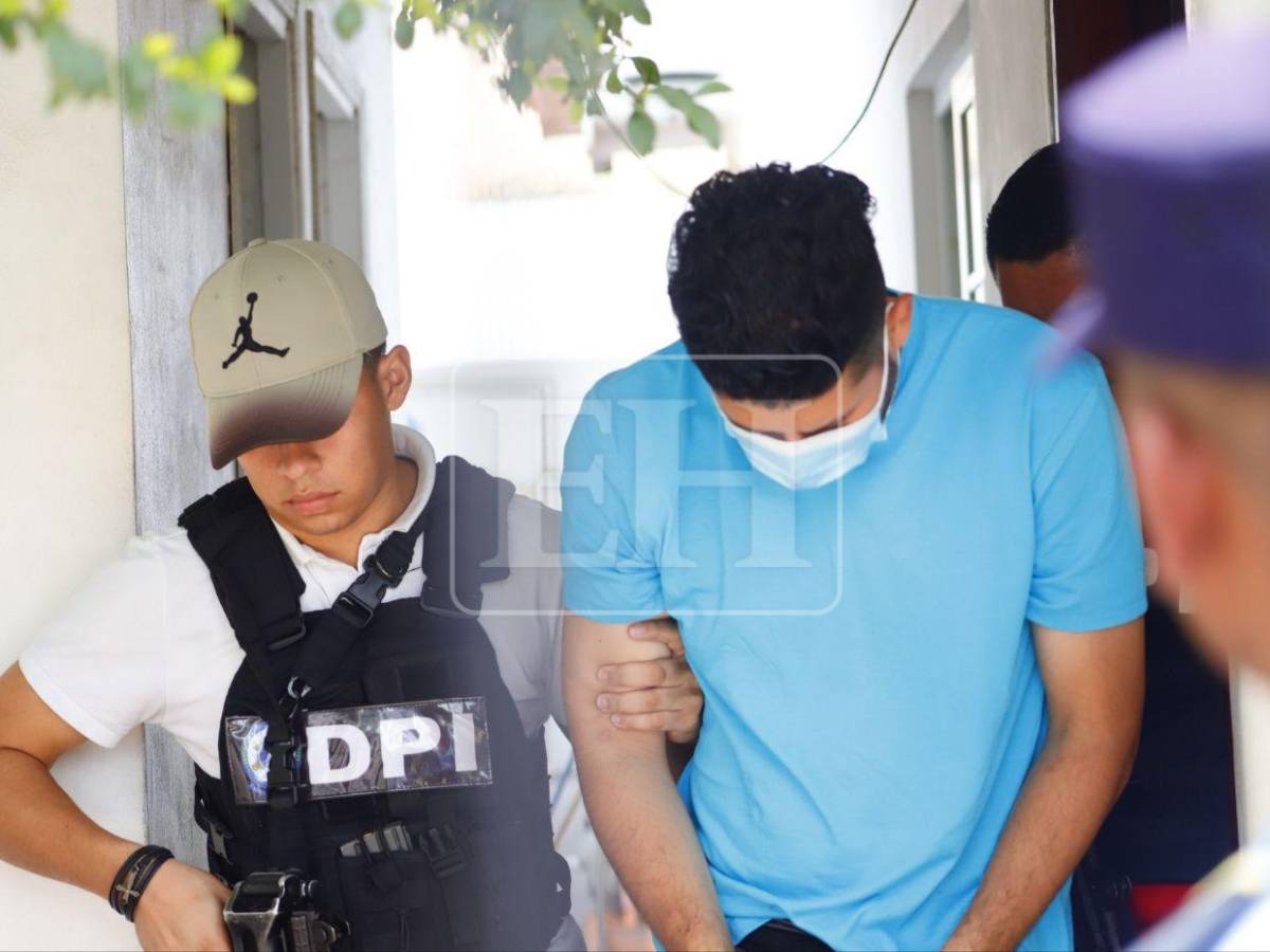 Entre lágrimas y exigiendo justicia: Así se presentó madre de Elvia Gómez a audiencia de Daniel Meraz